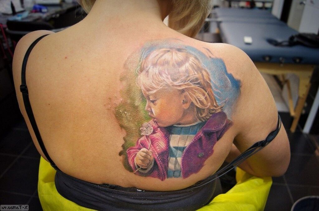 woman on the shoulder blade