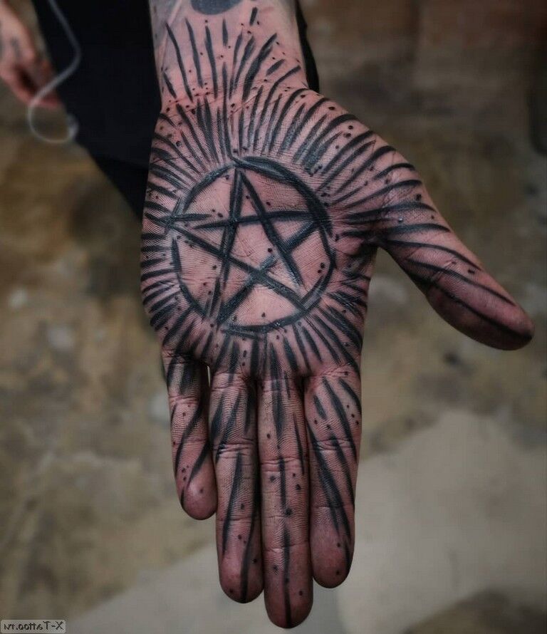 Anarchie-Zeichen auf der Handfläche