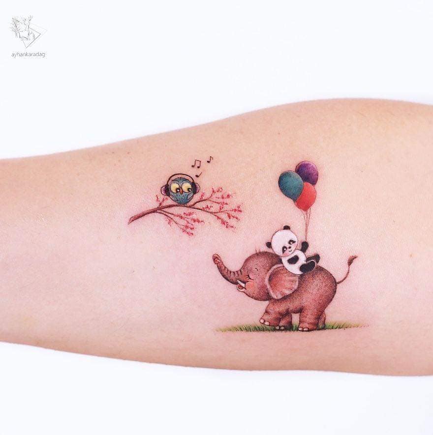 Tatuadores Ayhan Karadağ Elafente com urso panda e pássaro de balões com fones de ouvido no galho