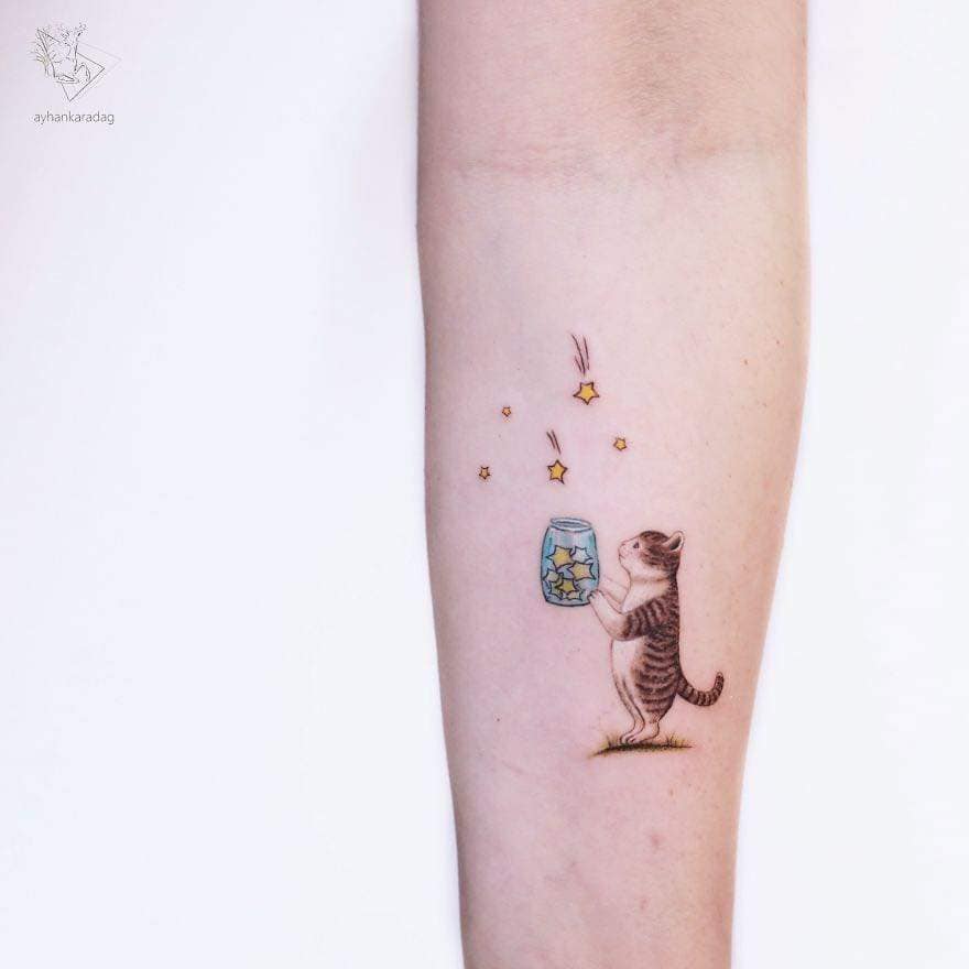 Tatuadores Ayhan Karadağ Gato coletando estrelas em uma jarra