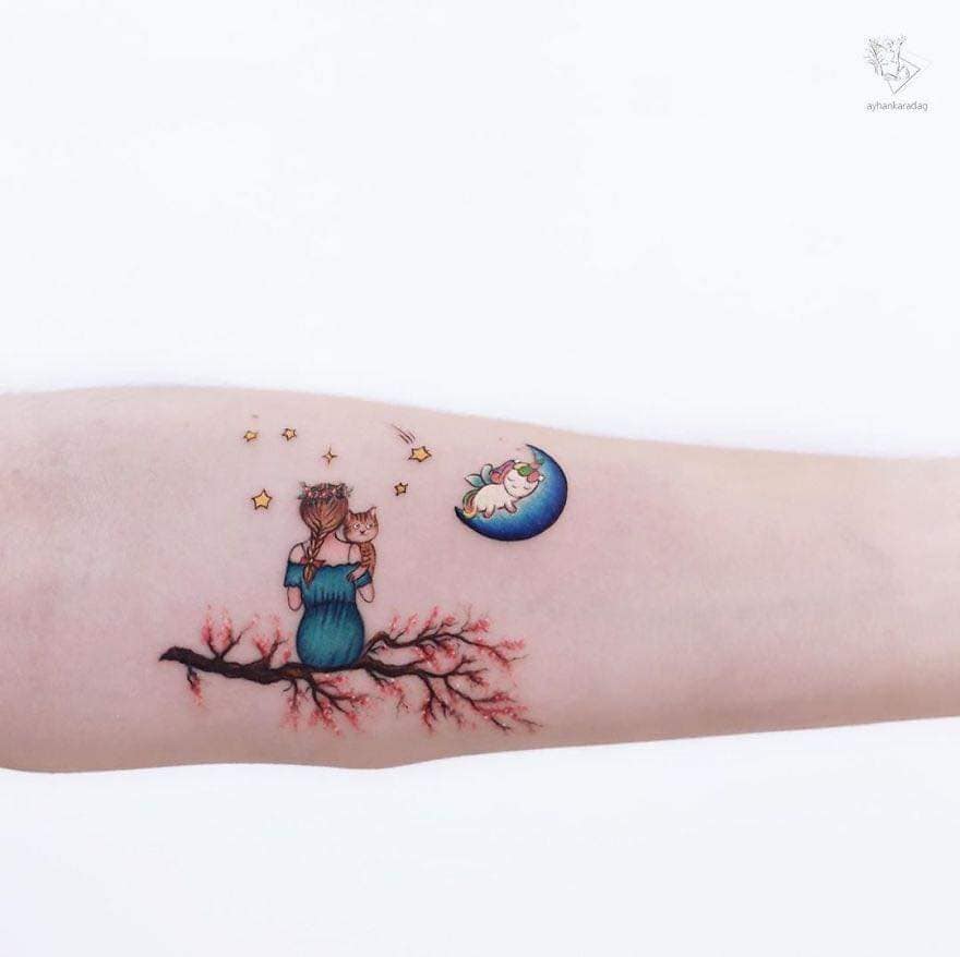 Tatuadores Ayhan Karadağ estrelas lua gato ramo de cereja