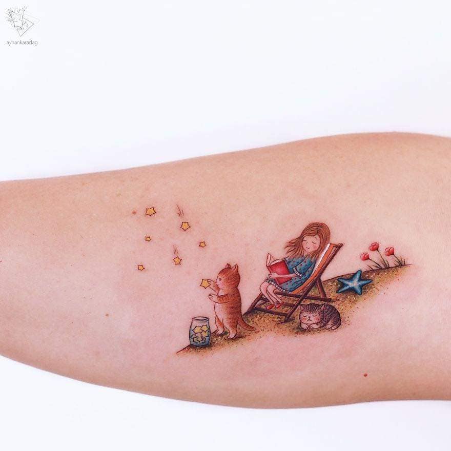 Tatuadores Ayhan Karadağ gato e estrelas com grasco girl na espreguiçadeira lendo e estrela do mar