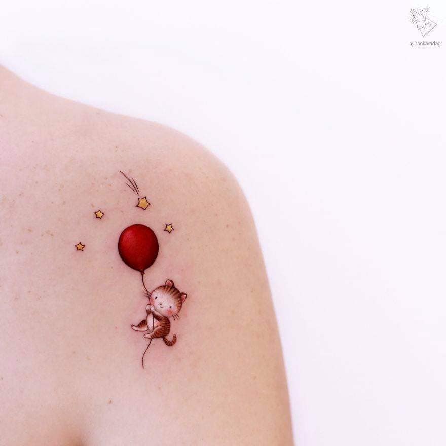 Artistas del Tatuaje Ayhan Karadağ gato y globo con estrellas