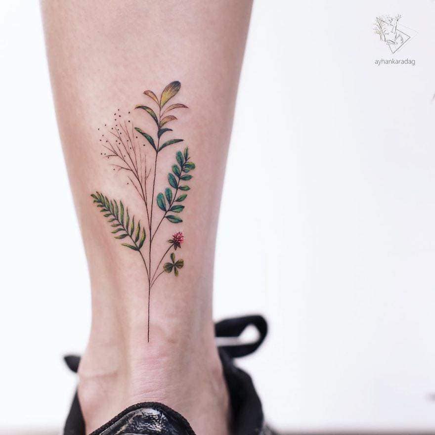 Artistas del Tatuaje Ayhan Karadağ ramito de diferentes hojas helecho y flores