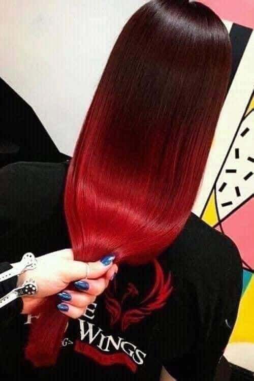 Frau mit rotem Haarverlauf