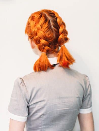 Cabello Rojo Pelirrojo con dos grabes trenzas y coletas Cabello Rojo Pelirrojo con dos grabes trenzas y coletas