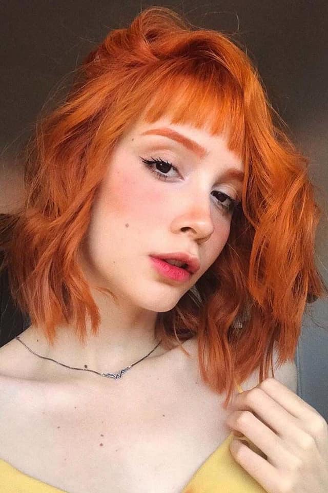 Cabello Rojo Pelirrojo desordenado batido con algunos bucles Cabello Rojo Pelirrojo desordenado batido con algunos bucles