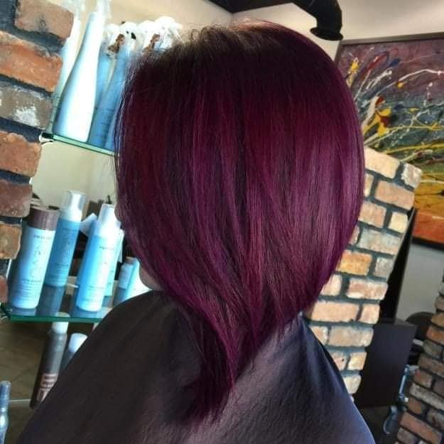 Cheveux dans le ton du vin rouge en triangle violet