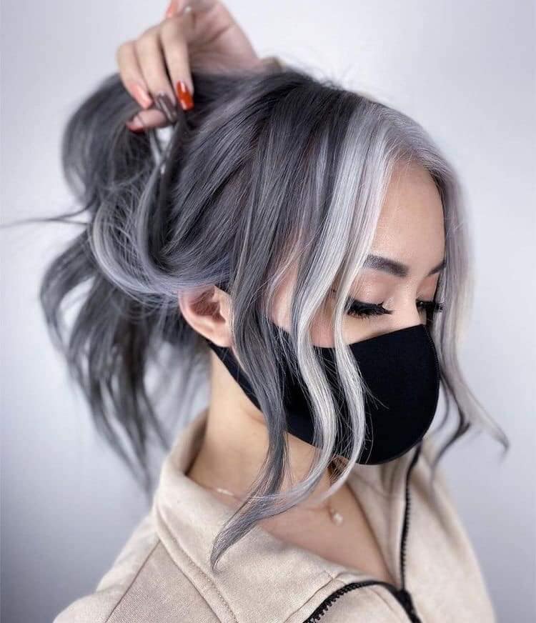 Couvrez vos cheveux gris avec une couleur argentée ou cendrée, des mèches plus blanches devant vous