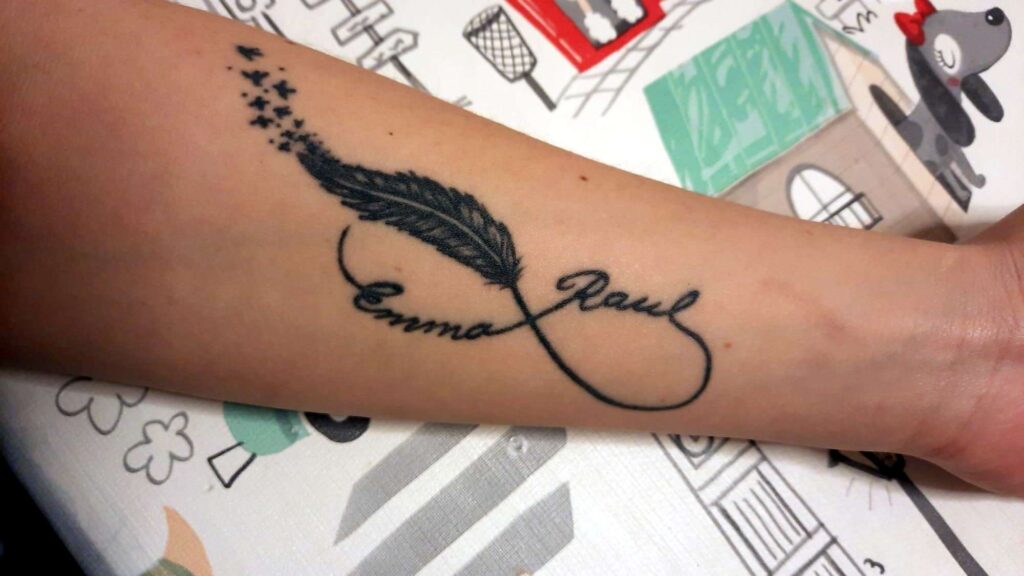 Emma Raul tätowiert echte Tattoos mit Namen von Kindern