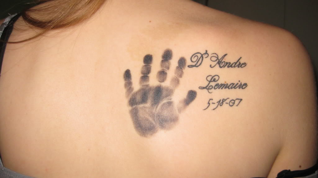 Zu Ehren der Hand unseres Sohnes auf der Rückseite der Schulter mit Namen und Datum DAndre und Lemaire