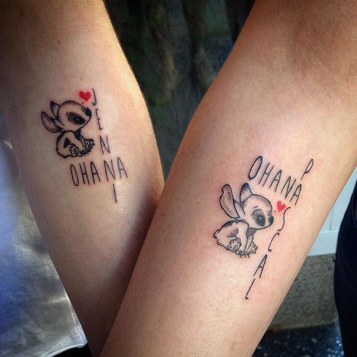 En l'honneur de nos enfants sur les deux avant-bras Stitch et le mot Ohana avec les noms Jenni et Pascal