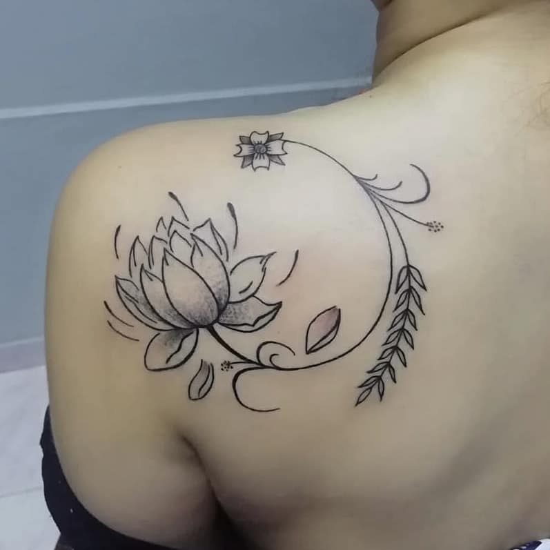 Contorno nero del fiore di loto sulla spalla 0 1