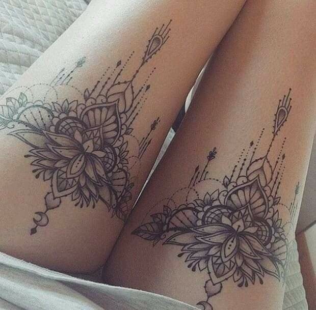 Lotusblume auf dem Oberschenkel einer Frau mit beiden Beinen