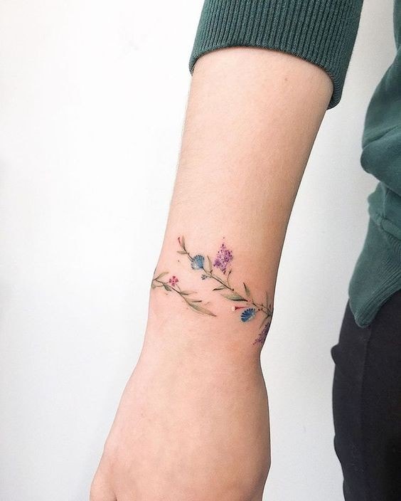 Blumen und Zweige am Unterarm einer Frau, kleines Armband6
