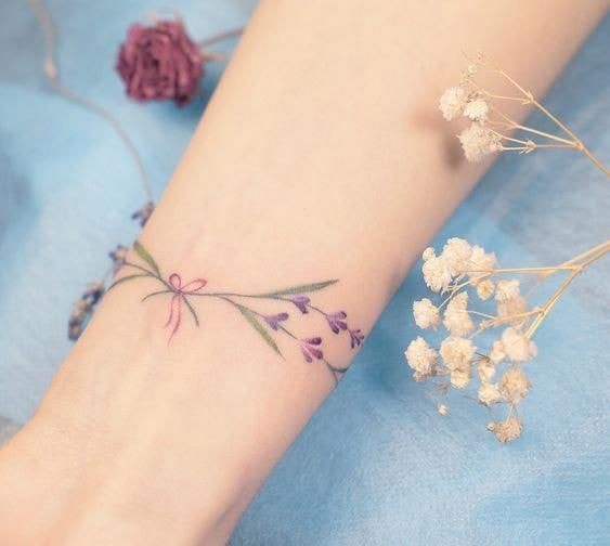 Blumen und Zweige am Unterarm der Frau, Typ Armband Typ kleine lila Schleife 15
