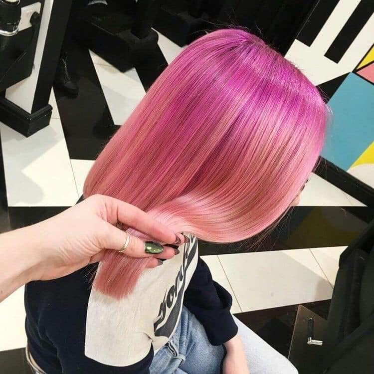 Idées de couleur pour les cheveux courts rose clair avec des reflets blonds