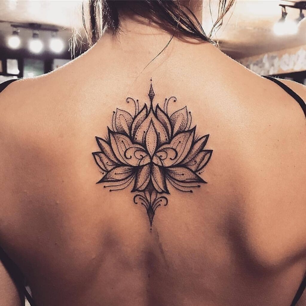 Ideas de Tatuajes para Mujeres Flor de Loto en espalda