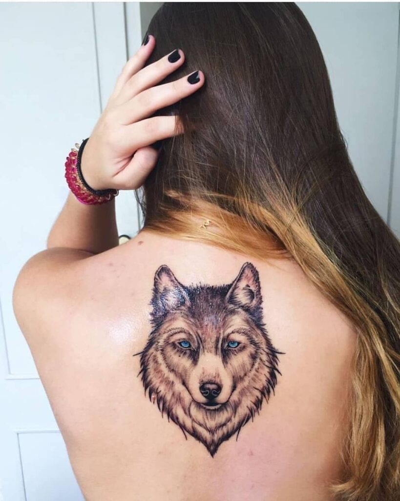 Ideas de Tatuajes para Mujeres Perro o Lobo con ojos azules en la espalda