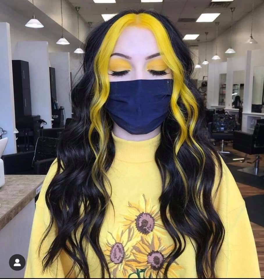 Idées pour un changement de look longs cheveux noirs avec des mèches jaunes devant assorties aux yeux