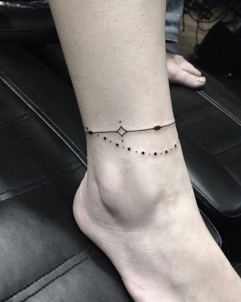 A tatuagem mais linda e delicada para tornozelos Linha fina com diamantes e corrente