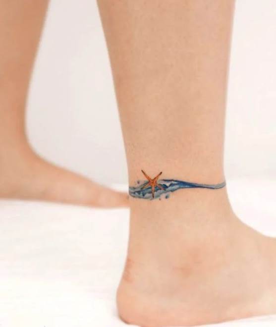 A tatuagem mais linda e delicada para tornozelos Onda do mar fina com estrela do mar