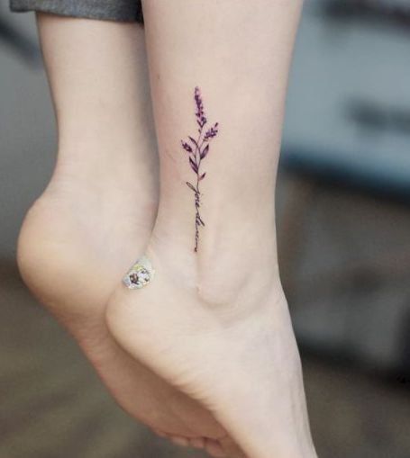 A tatuagem mais bonita e delicada para tornozelos Buquê de lavanda nas costas com inscrição