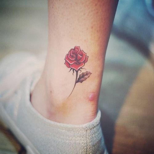 A tatuagem mais linda e delicada para tornozelos Red Rose