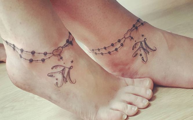 A tatuagem mais linda e delicada para tornozelos Tornozeleiras com pingentes das letras M e M