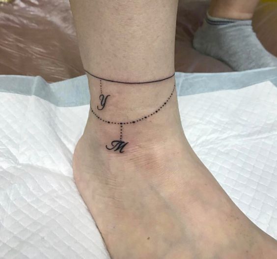 A mais linda e delicada tatuagem para tornozelo correntes com as letras M e Y