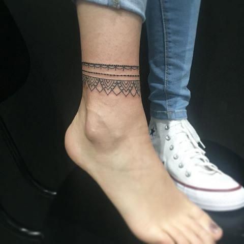 A tatuagem mais bonita e delicada para tornozelos tipo tribal com padrões geométricos