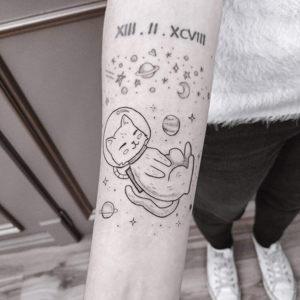 Los mejores tatuajes de gatos astronauta con estrellas y planetas