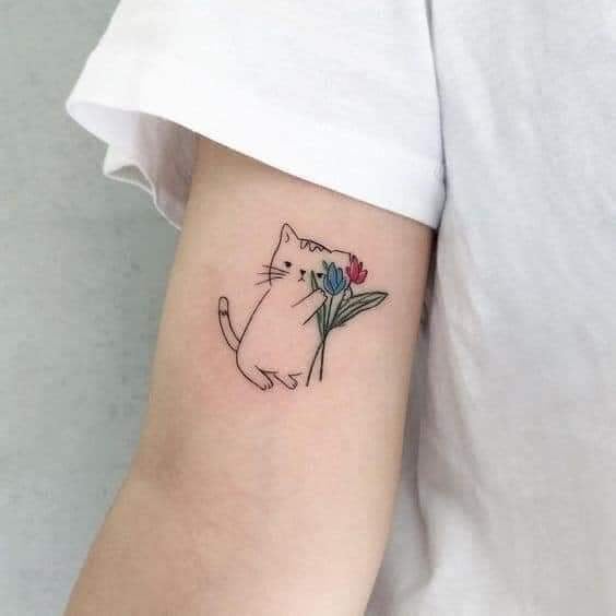 I migliori tatuaggi di gatti con contorni sul braccio che tengono i fiori