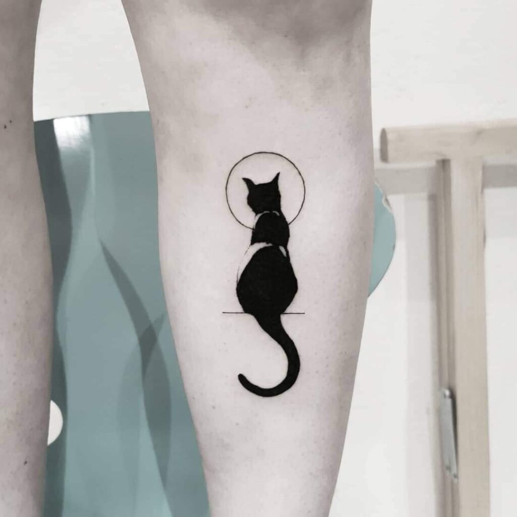Los mejores tatuajes de gatos de espaldas en brazo circulo atras
