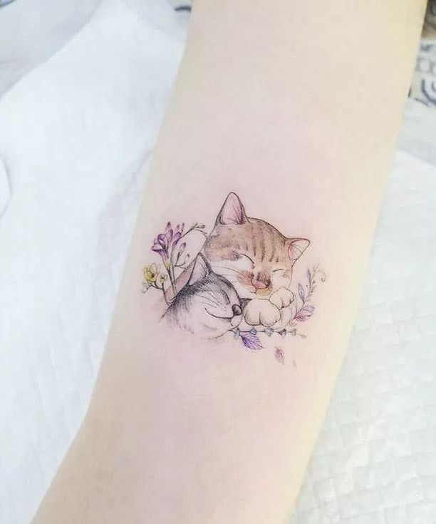 Los mejores tatuajes de gatos dos gatos feliz en brazo