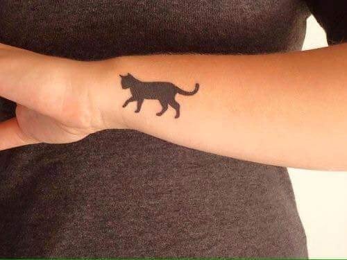 I migliori tatuaggi di gatti sull'avambraccio