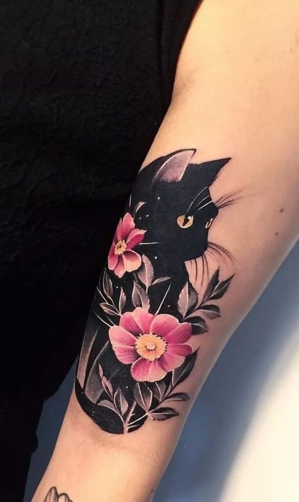 Los mejores tatuajes de gatos gato negro con flores rosas en antebrazo