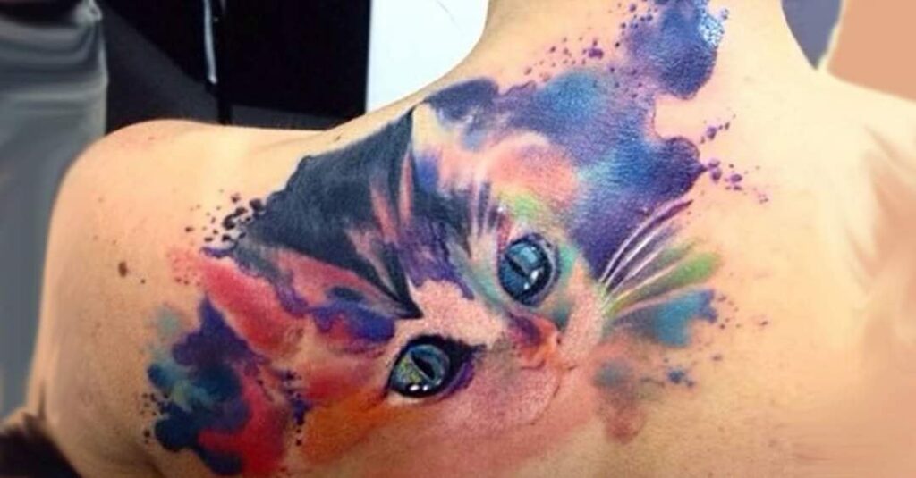 Los mejores tatuajes de gatos realistico con acuarela en espalda