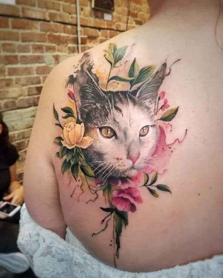 Los mejores tatuajes de gatos realistico con flores en hombro