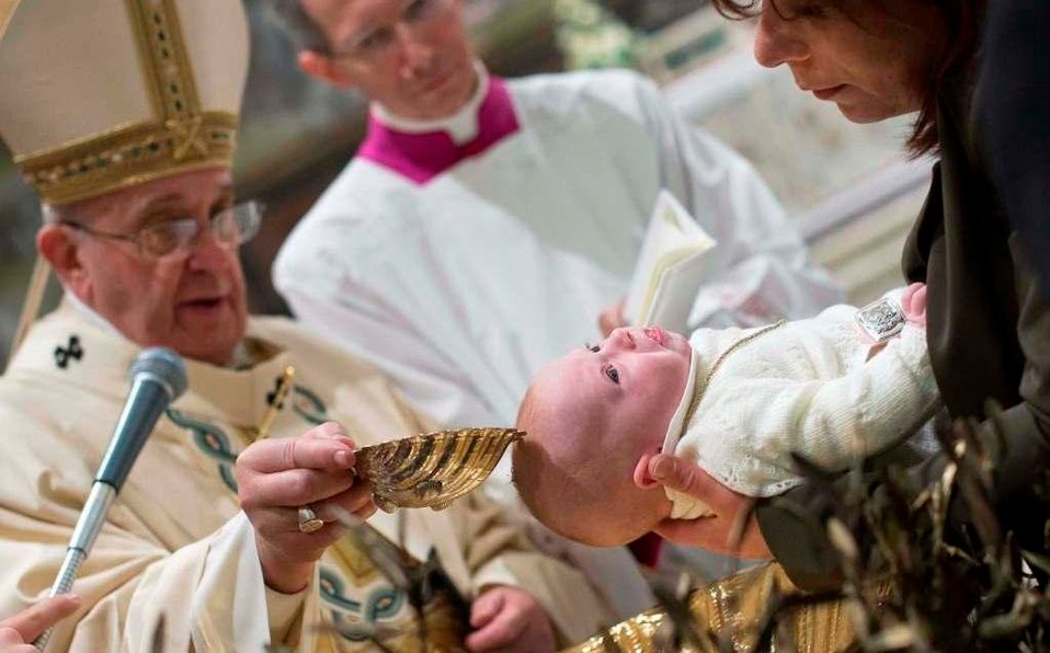 Les parrains et marraines ne sont pas choisis par les cadeaux du pape François lors de la cérémonie de baptême