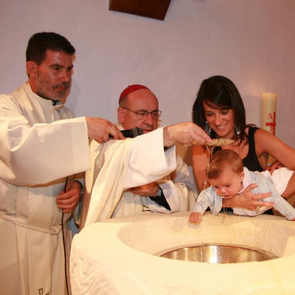 Les parrains et marraines ne sont pas choisis pour le baptême de l'enfant Cadeaux