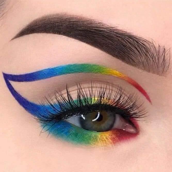 Maquiagem em tons de arco-íris em destaque 1