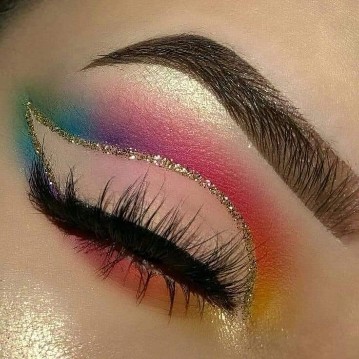 Maquiagem em tons de arco-íris em destaque 2