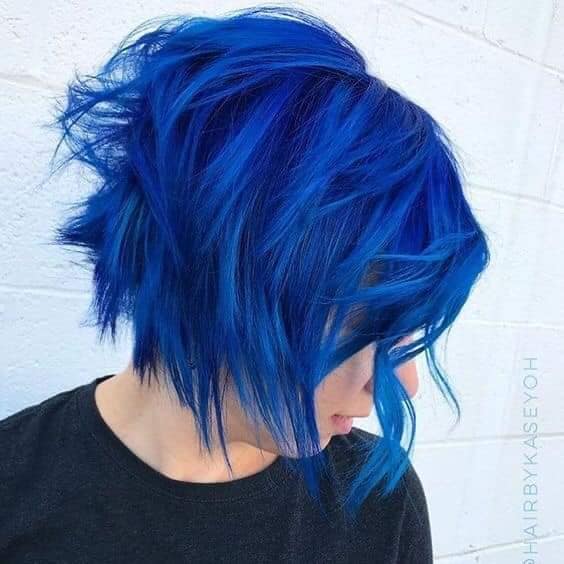 Für Liebhaber von blauem Haar: intensiv blaues, superkurzes Haar