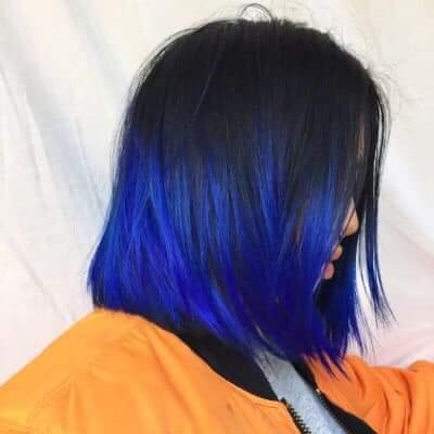 Für Liebhaber von blauem Haar: zweifarbiger Bob-Schnitt in Schwarz und Blau