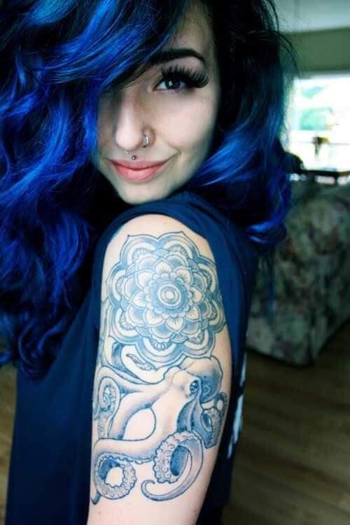 Para os amantes do cabelo azul com preto e tatuagem de mandala e polvo