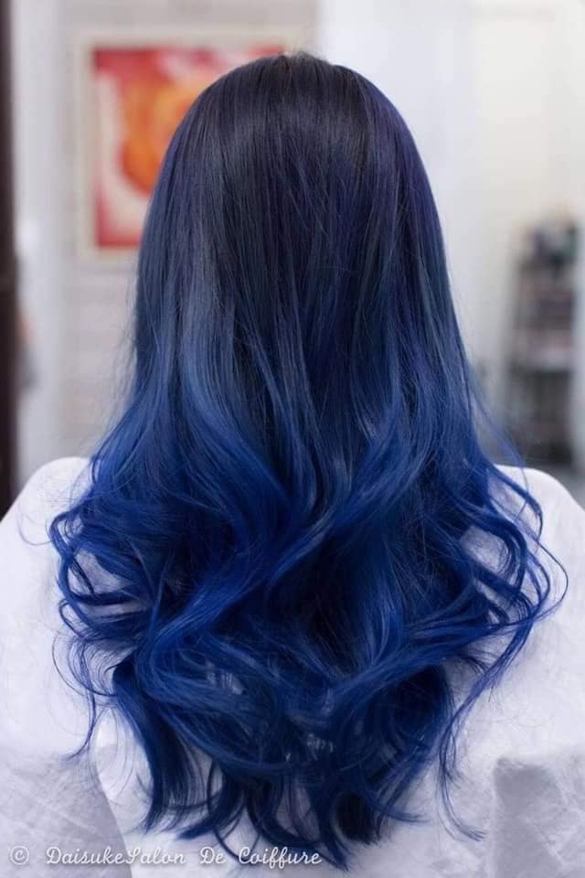 Para as amantes de cabelo azul preto na base e ondulado com presilhas