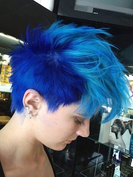 Para os amantes do estilo punk de cabelo azul super curto com crista azul claro
