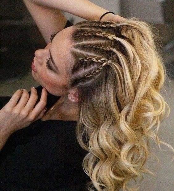 Peinados Mujer Trenzas pequenas trenzas ajustadas y cabello largo ondulado hacia atras