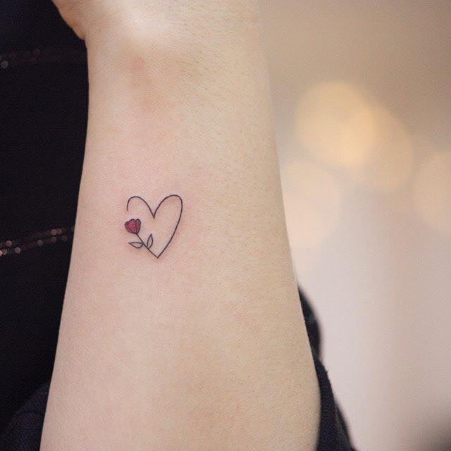 Piccolo tatuaggio con cuore e rosa 89